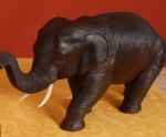 EGRO17-11 | Elefant, gehend, Rüssel oben, L:17/H: 11cm